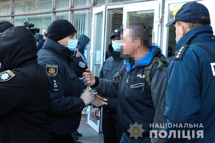 В Запорожье перед облсоветом полиция задержала экоактивистов