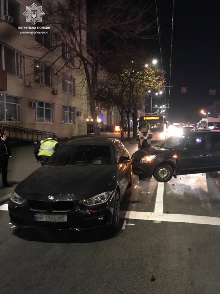 В Запорожье пьяный парень на BMW устроил две массовые автотрощи