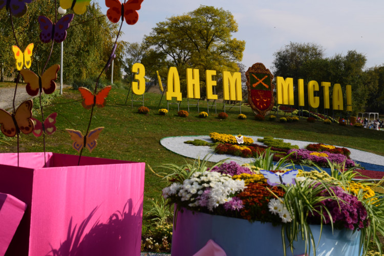 святкова локація - квіткові інсталяції у Запоріжжі