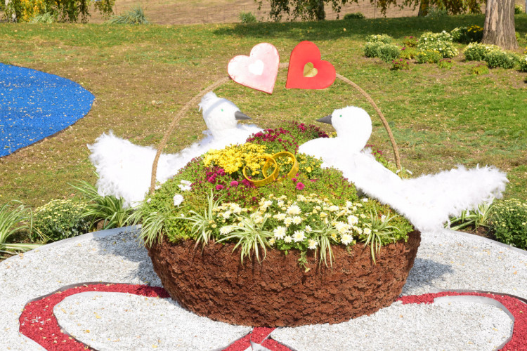 Любовные голуби — цветочные инсталляции в Запорожье