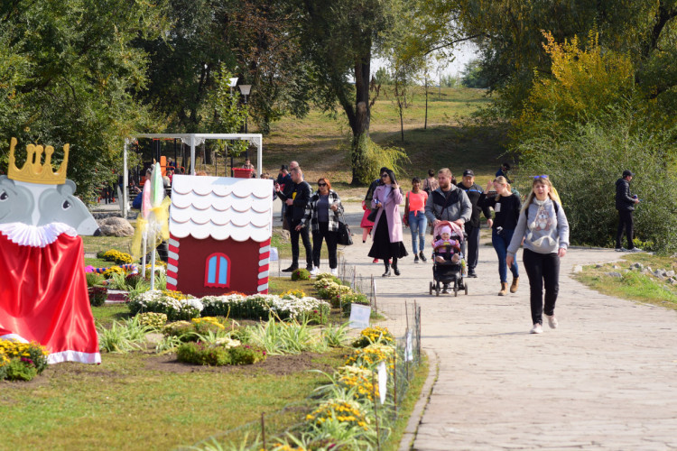 Жители города прогуливаются по парку в Запорожье