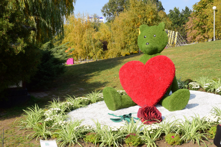 Ведмедик с сердцем у лапах - квіткові інсталяції у Запоріжжі