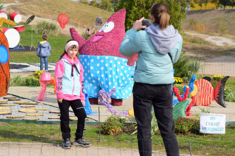 Детям нравится цветочная фотозона в Запорожье
