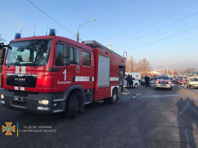 В центре Запорожья столкнулись два автомобиля