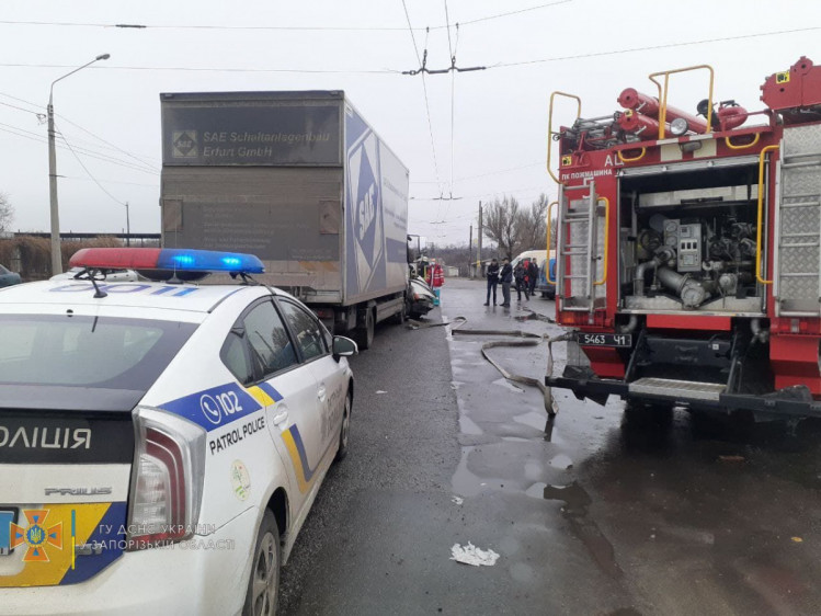 Смертельное столкновение Таврии и грузовика Новой почты в Запорожье