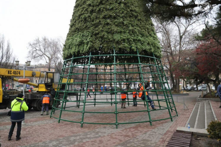 В Запорожье на площади Маяковского устанавливают главную елку города