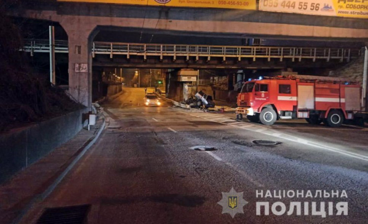 Влетел в опору моста в Запорожье За рулем авто был полицейский он в тяжелом состоянии