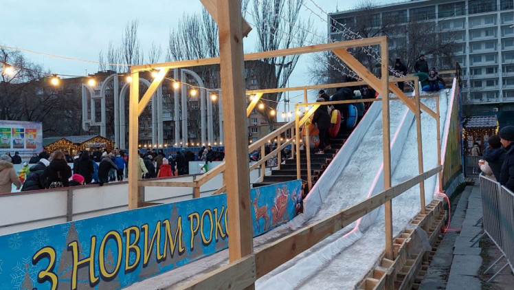Ледяная горка на площади Фестивальной в Запорожье