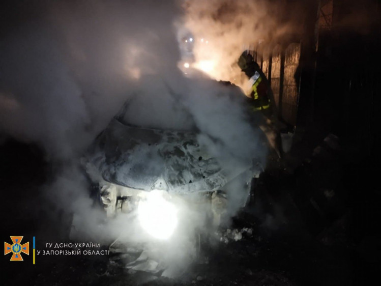 В Запорожье дотла сгорела легковушка Renault Megan