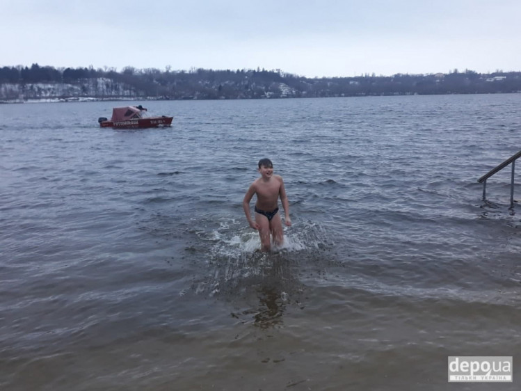 Подросток Андрей впервые купался в Днепре на Крещение