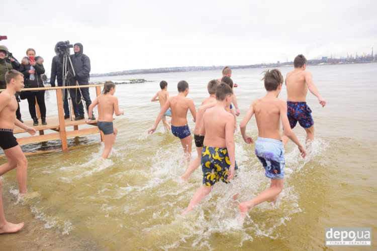 Запоріжці на Водохреще в зимовому Дніпрі купалися
