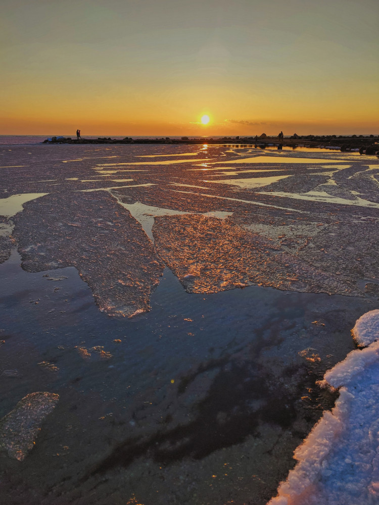 В Бердянске сфотографировали невероятную красоту замерзшего моря