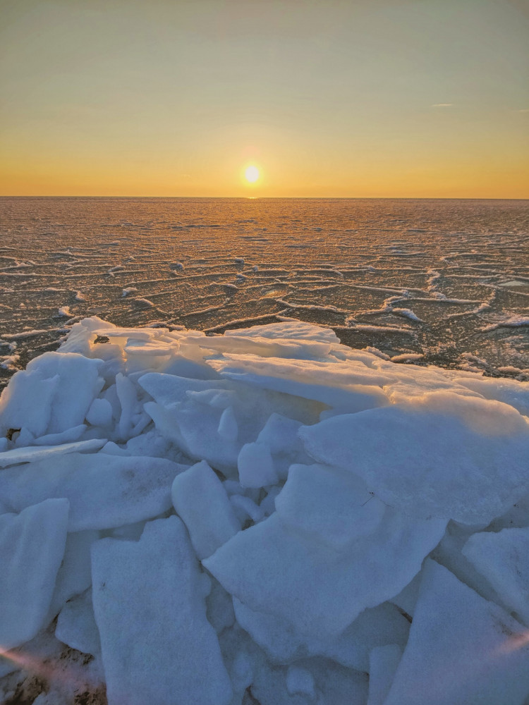 На запорожском курорте сфотографировали невероятную красоту замерзшего моря