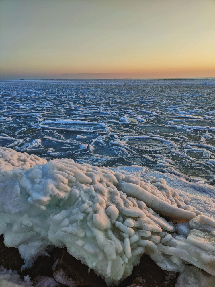 На запорожском курорте сфотографировали красоту замерзшего моря