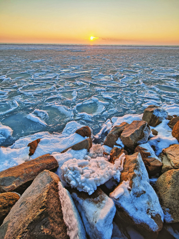 В Бердянске сфотографировали красоту замерзшего моря