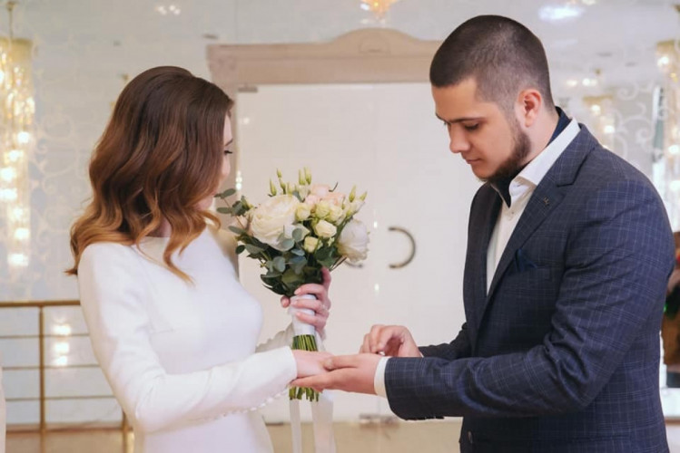 В Запорожье влюбленные выбирают магические даты для свадьбы.