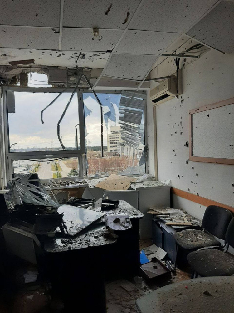 Фото наслідків обстрілу адмінбудівлі Запорізької АЕС